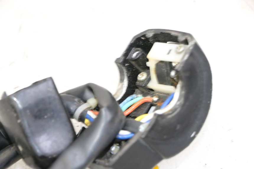 photo de COMMODO GAUCHE PEUGEOT KISBEE 2T 50 (2010 - 2017)