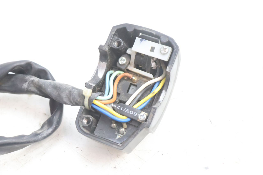 photo de COMMODO GAUCHE PEUGEOT KISBEE 2T 50 (2010 - 2017) - Points de fixation