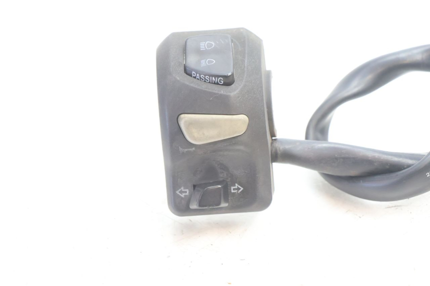 photo de COMMODO GAUCHE PEUGEOT KISBEE 2T 50 (2010 - 2017) - Détail de la pièce