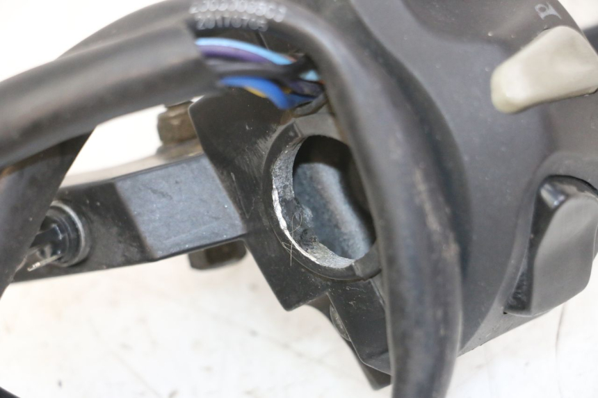 photo de COMMODO GAUCHE PEUGEOT KISBEE 4T 50 (2010 - 2017) - Détail de la pièce