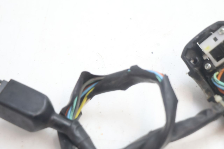 photo de COMMODO GAUCHE PEUGEOT KISBEE 4T 50 (2010 - 2017) - Points de fixation
