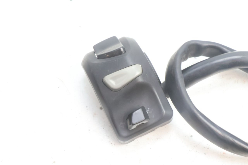 photo de COMMODO GAUCHE PEUGEOT KISBEE 4T 50 (2010 - 2017) - Détail de la pièce