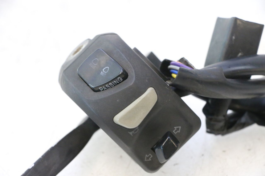 photo de COMMODO GAUCHE PEUGEOT KISBEE 4T 50 (2018 - 2022) - Détail de la pièce