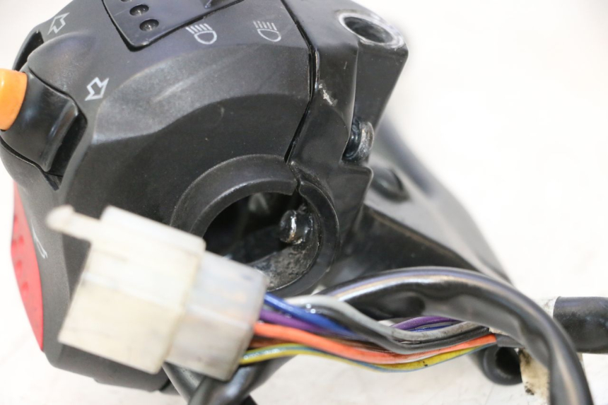 photo de COMMODO GAUCHE PEUGEOT LUDIX SNAKE 2T 50 (2004 - 2014) - Détail de la pièce