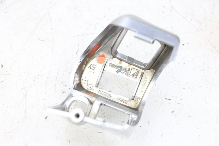 photo de COMMODO GAUCHE PIAGGIO MP3 HPE 300 (2019 - 2026) - Gros plan technique