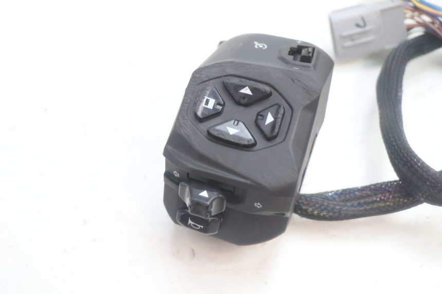 photo de COMMODO GAUCHE PIAGGIO MP3 HPE 530 (2022 - 2026) - Détail de la pièce