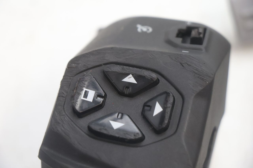 photo de COMMODO GAUCHE PIAGGIO MP3 HPE 530 (2022 - 2026) - Zoom état d’usage