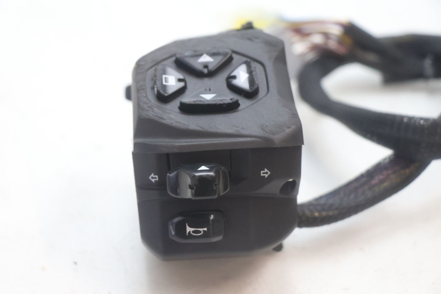 photo de COMMODO GAUCHE PIAGGIO MP3 HPE 530 (2022 - 2026) - Gros plan technique