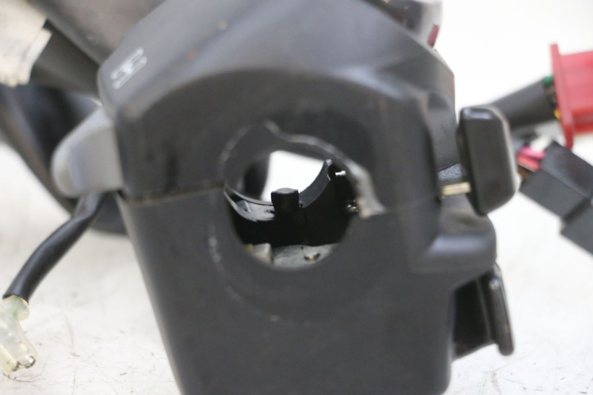 photo de COMMODO GAUCHE YAMAHA TRICITY 300 (2020 - 2024) - Détail de la pièce