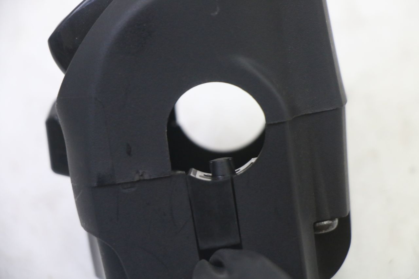 photo de COMMODO GAUCHE YAMAHA XMAX X-MAX 125 (2021 - 2025) - Points de fixation