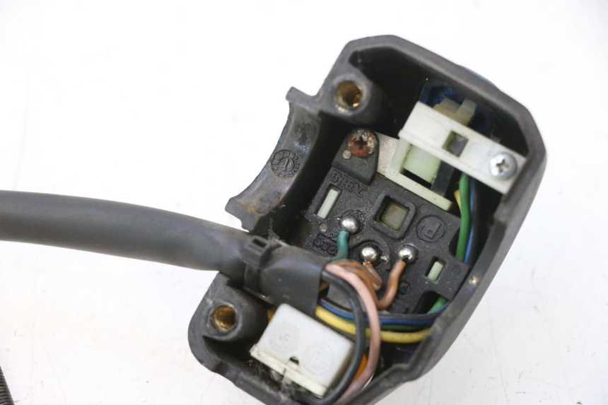 photo de COMMODO GAUCHE YAMAHA YP MAJESTY 125 (1998 - 2001) - Autre angle de vue