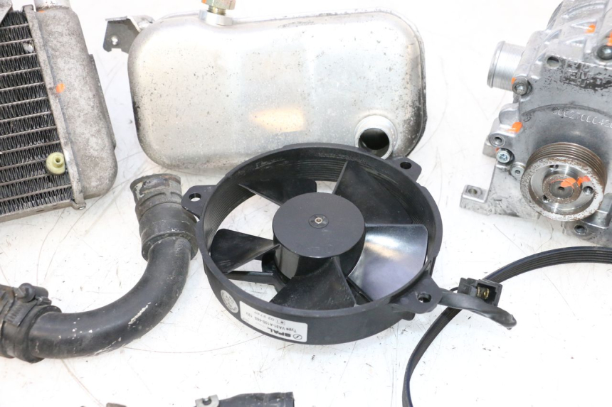 photo de COMPRESSEUR PEUGEOT SATELIS COMPRESSOR K15 125 (2006 - 2009) - Gros plan technique