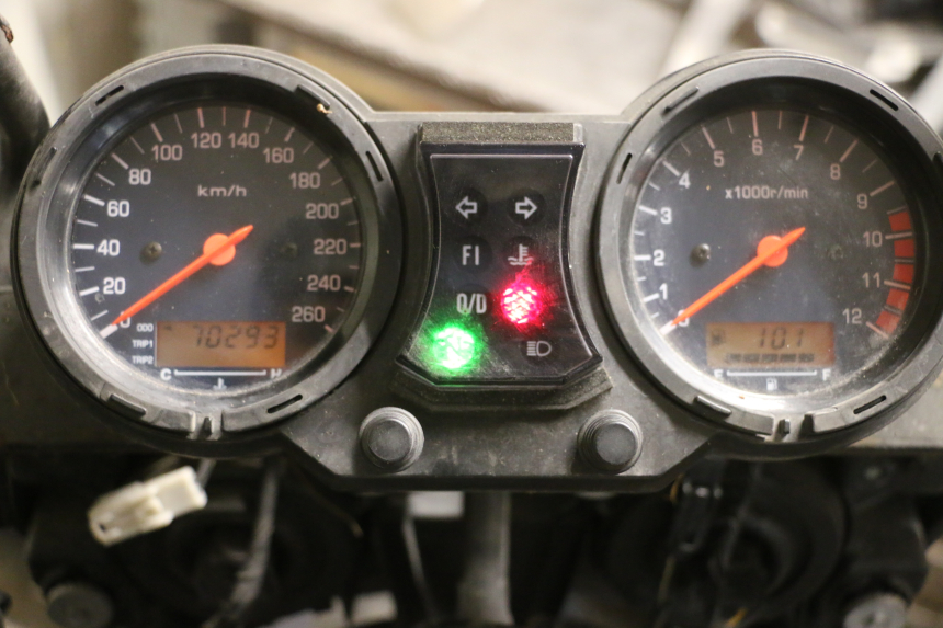 photo de COMPTEUR  SUZUKI DL V STROM 1000 (2002 - 2007) - Gros plan technique