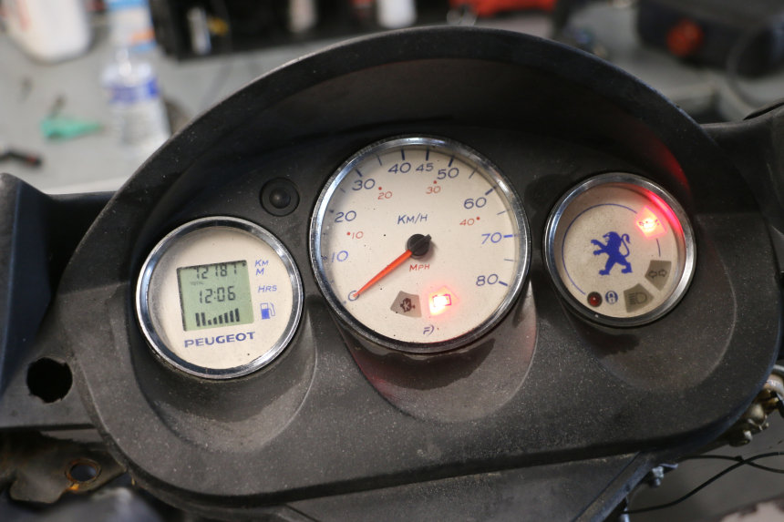photo de COMPTEUR PEUGEOT ELYSTAR 50 (2002 - 2014) - Gros plan technique