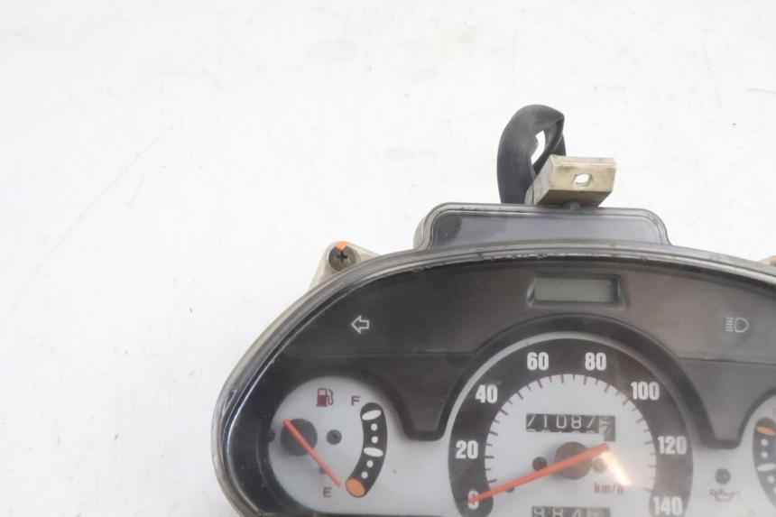 photo de COMPTEUR HONDA FES PANTHEON 2T 125 (1998 - 2002) - Gros plan technique