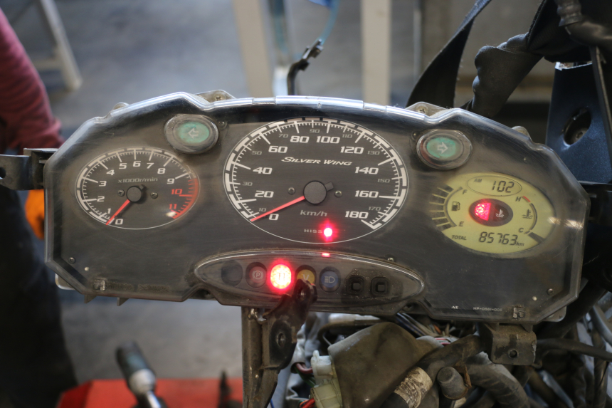 photo de COMPTEUR  HONDA FJS SILVER WING SILVERWING 400 (2005 - 2008) - Détail de la pièce