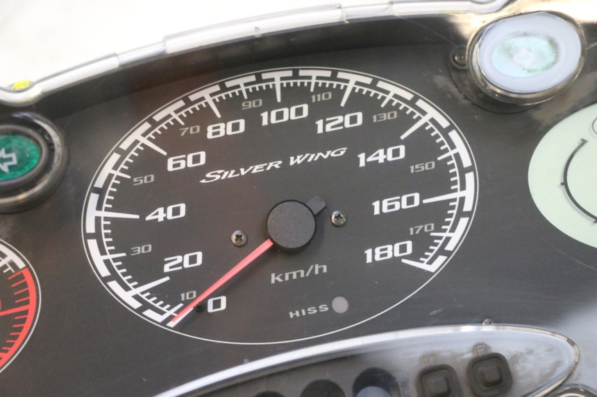 photo de COMPTEUR  HONDA FJS SILVER WING SILVERWING 400 (2005 - 2008) - Gros plan technique
