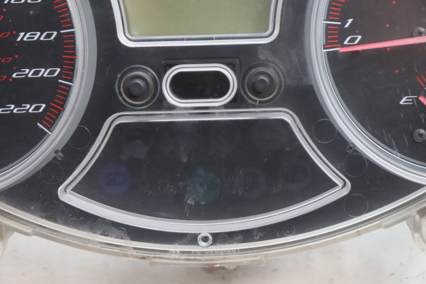 photo de COMPTEUR GILERA GP 800 (2007 - 2013) - Gros plan technique