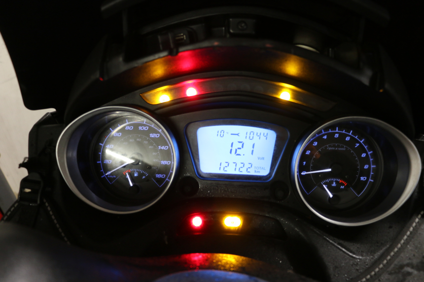 photo de COMPTEUR  PIAGGIO MP3 HPE 300 (2019 - 2026) - Gros plan technique