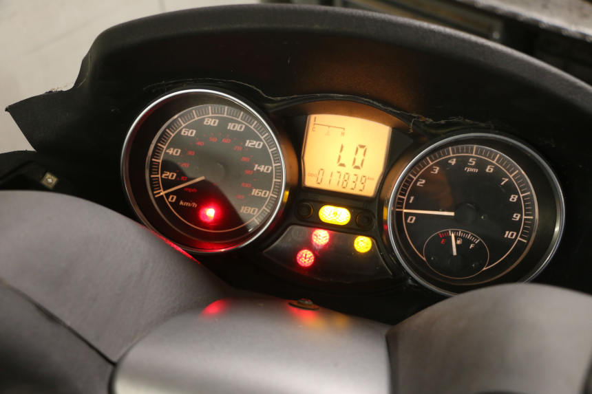 photo de COMPTEUR PIAGGIO MP3 LT 400 (2007 - 2012) - Zoom état d’usage