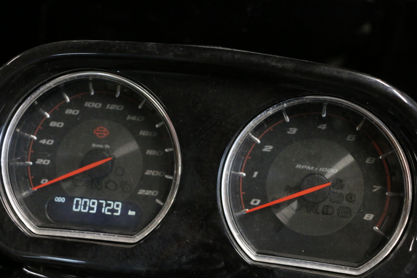 photo de COMPTEUR  HARLEY DAVIDSON ROAD GLIDE FLTRXSE 1920 (2018 - 2022) - Gros plan technique