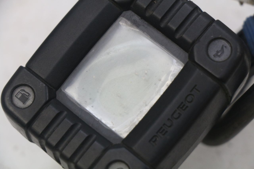 photo de COMPTEUR PEUGEOT TKR TREKKER FURIOUS 50 (2005 - 2014) - Détail de la pièce