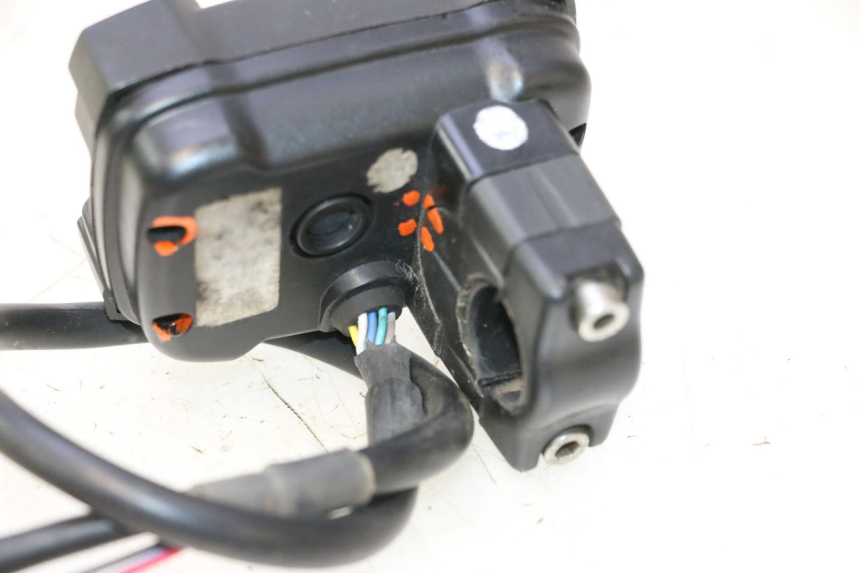 photo de COMPTEUR PEUGEOT TKR TREKKER FURIOUS 50 (2005 - 2014) - Points de fixation