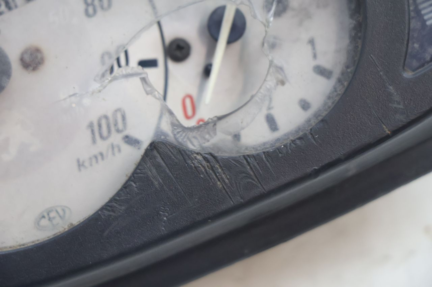 photo de COMPTEUR PEUGEOT TREKKER 50 (1995 - 2004) - Gros plan technique