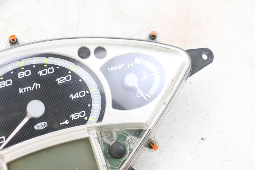 photo de COMPTEUR YAMAHA XMAX X-MAX 125 (2006 - 2009) - Vue rapprochée