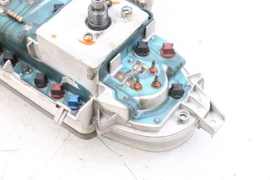 photo de COMPTEUR PIAGGIO X8 125 (2004 - 2007) - Gros plan technique