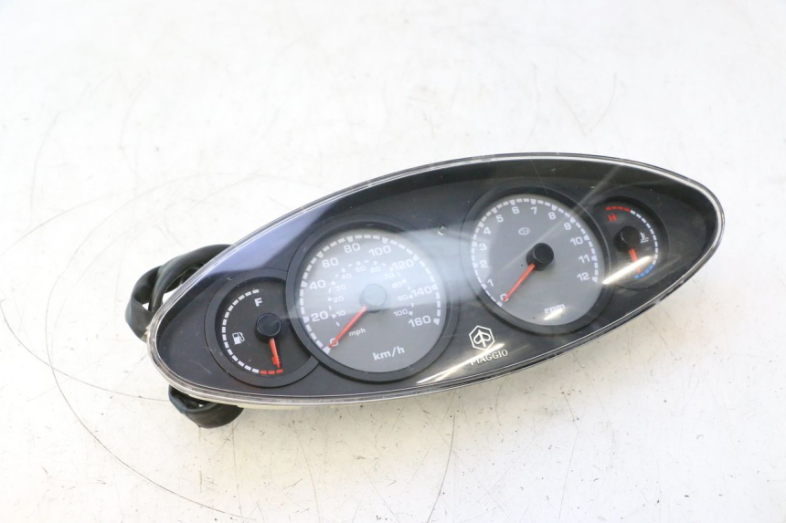 photo de COMPTEUR  PIAGGIO X9 AMALFI 180 (2000 - 2003) - Gros plan technique