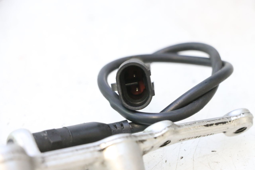 photo de CONTACTEUR FEU STOP ARRIERE DUCATI SS IE DS CARENEE 1000 (2002 - 2006) - Gros plan technique