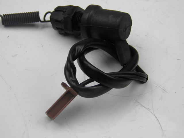 photo de CONTACTEUR FEU STOP ARRIERE YAMAHA TDR 125 (1997 - 1996) - Zoom état d’usage