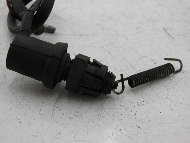 photo de CONTACTEUR FEU STOP ARRIERE YAMAHA YBR 125 (2004 - 2006)