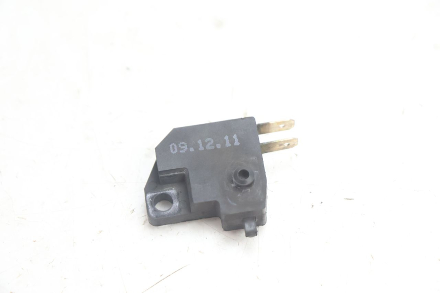photo de CONTACTEUR FEU STOP DROIT KYMCO AGILITY 4T 50 (2005 - 2018) - Autre angle de vue