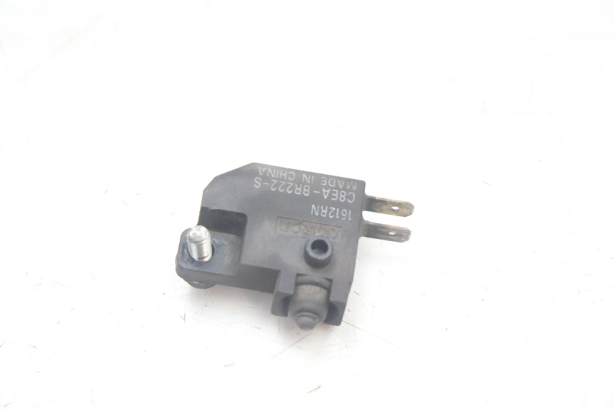 photo de CONTACTEUR FEU STOP DROIT SUZUKI BURGMAN EXECUTIVE ABS 650 (2006 - 2012) - Autre angle de vue