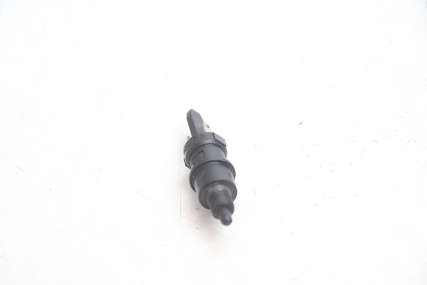 photo de CONTACTEUR FEU STOP DROIT HM HONDA CRM DERAPAGE RR 50 (2006 - 2017) - Zoom état d’usage