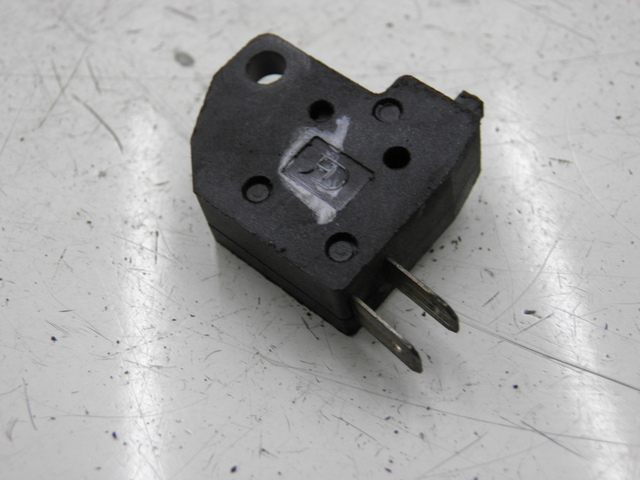 photo de CONTACTEUR FEU STOP DROIT DAELIM S2 FI 125 (2008 - 2012) - Zoom état d’usage