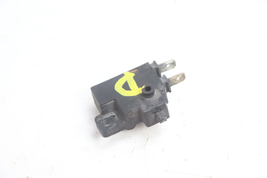 photo de CONTACTEUR FEU STOP DROIT YAMAHA FJR 1300 (2001 - 2005) - Autre angle de vue