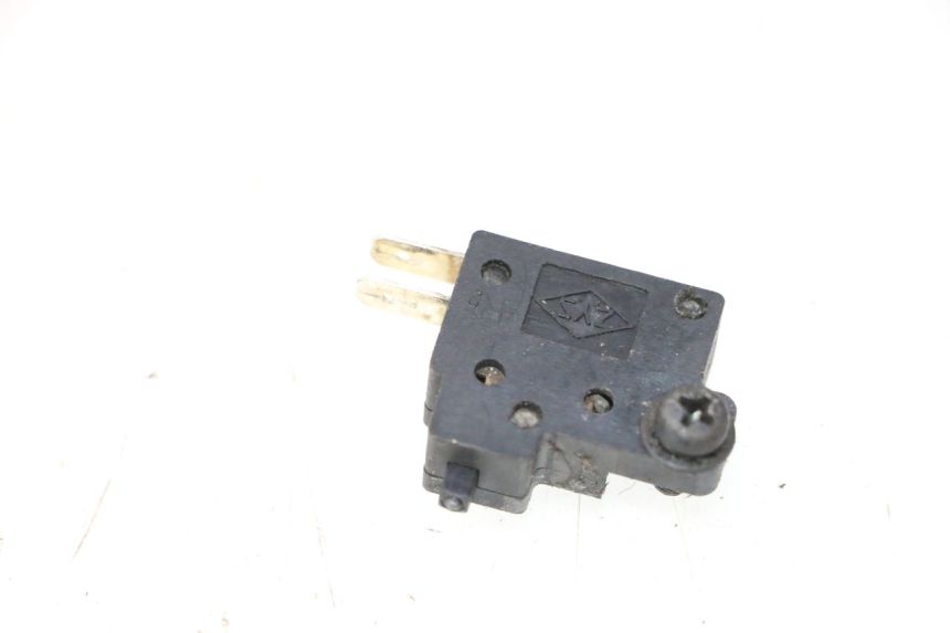 photo de CONTACTEUR FEU STOP DROIT KYMCO GRAND DINK 125 (2008 - 2014) - Vue principale