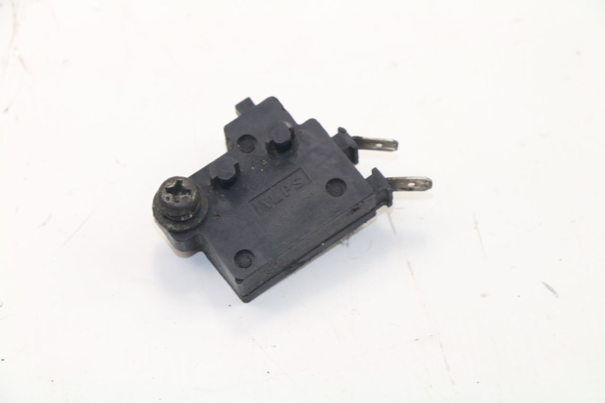 photo de CONTACTEUR FEU STOP DROIT HONDA CBF N 600 (2004 - 2007) - Autre angle de vue