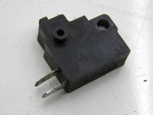 photo de CONTACTEUR FEU STOP DROIT HONDA SH 125 (2003 - 2004)