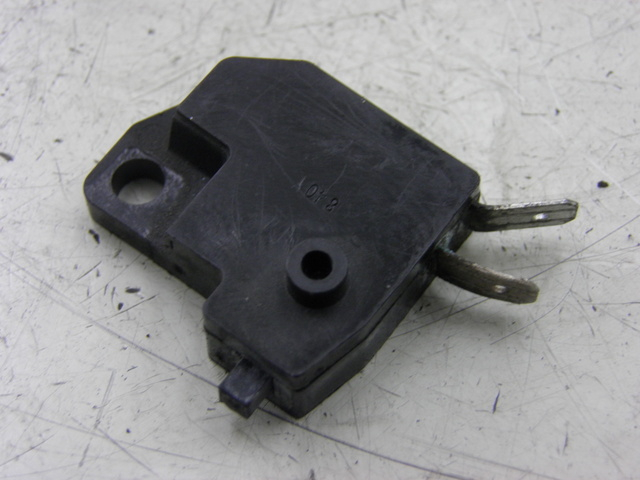 photo de CONTACTEUR FEU STOP DROIT KAWASAKI ZZR 600 (1995 - 2004)