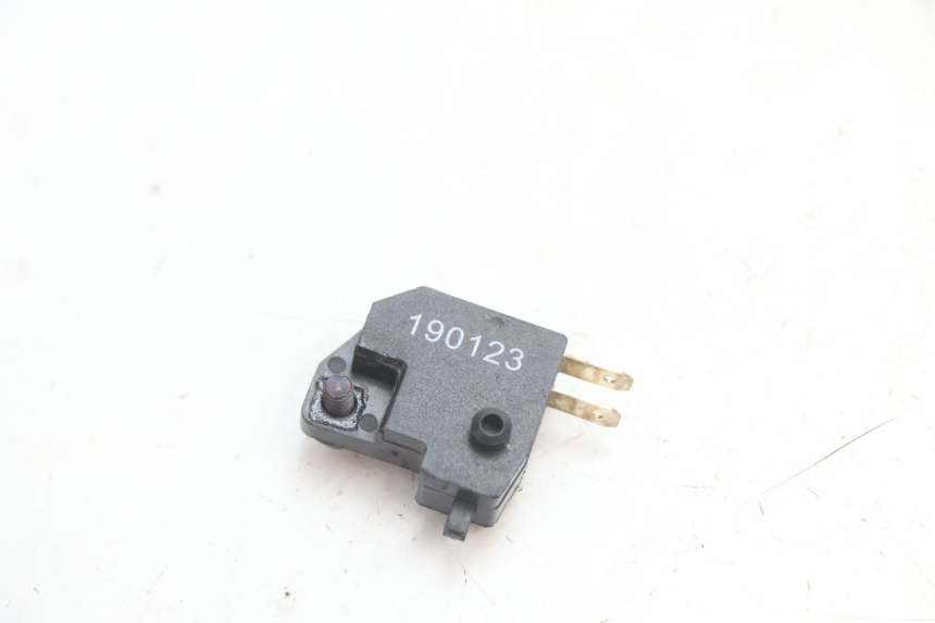 photo de CONTACTEUR FEU STOP DROIT PEUGEOT KISBEE 2T 50 (2018 - 2022) - Zoom état d’usage
