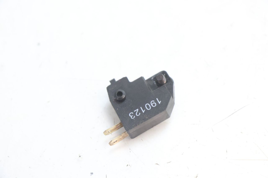 photo de CONTACTEUR FEU STOP DROIT PEUGEOT KISBEE 2T 50 (2018 - 2022) - Autre angle de vue