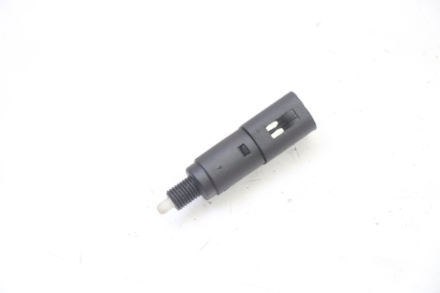 photo de CONTACTEUR FEU STOP DROIT PIAGGIO MP3 HPE 310 (2024 - 2025)