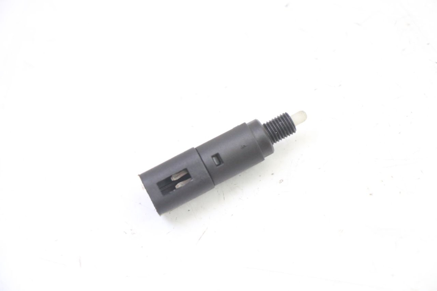 photo de CONTACTEUR FEU STOP DROIT PIAGGIO MP3 HPE 310 (2024 - 2025)