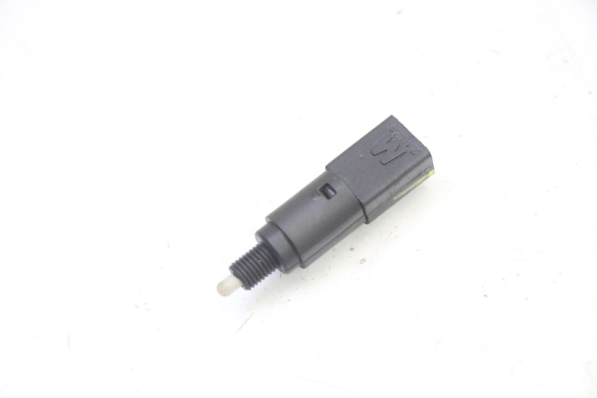 photo de CONTACTEUR FEU STOP DROIT PIAGGIO MP3 HPE 310 (2024 - 2025)