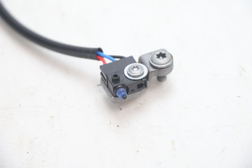 photo de CONTACTEUR FEU STOP DROIT PIAGGIO MP3 HPE 530 (2022 - 2026) - Zoom état d’usage