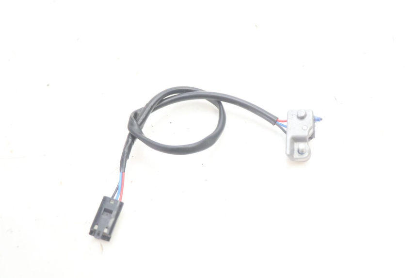 photo de CONTACTEUR FEU STOP DROIT PIAGGIO MP3 HPE 530 (2022 - 2026) - Gros plan technique